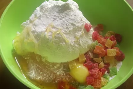 Медовые сырники с цукатами: шаг 1