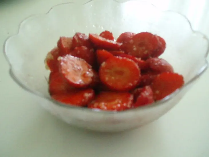 Холодный десерт с маринованной клубникой-мой ответ турецкому султану, ой, bratyury: шаг 2