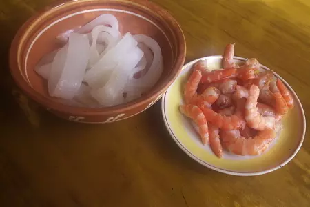 Суп с креветками и кальмарами: шаг 1