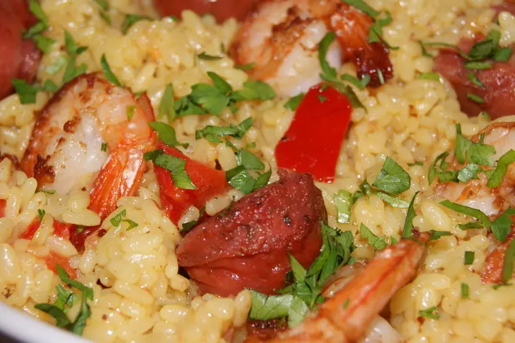 Паэлья с креветками и деревенскими колбасками: шаг 5
