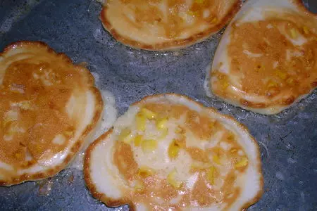 Кукурузные оладьи с овощным салатом и холодной сметанной заправкой: шаг 4