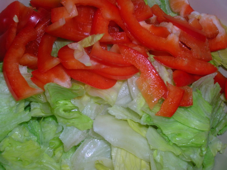 Кукурузные оладьи с овощным салатом и холодной сметанной заправкой: шаг 6