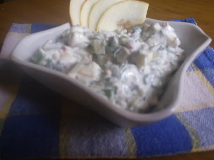 Соус из зелёного лука с укропом и яблоком: шаг 1
