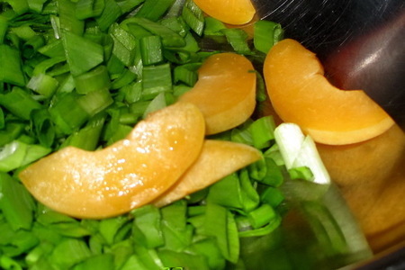 Салат из утиной грудки с абрикосами: шаг 2