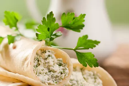 Лепешки с творогом и зеленью: шаг 1