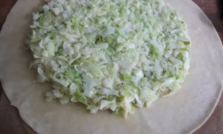 Летний пирог с молодой капустой и кедровыми орешками: шаг 1