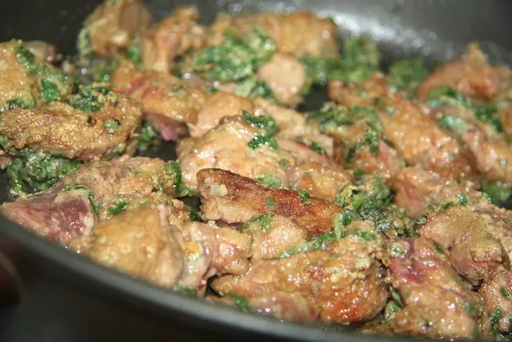 Нежнейшая печень в молочном соусе с курагой и орешками.: шаг 2