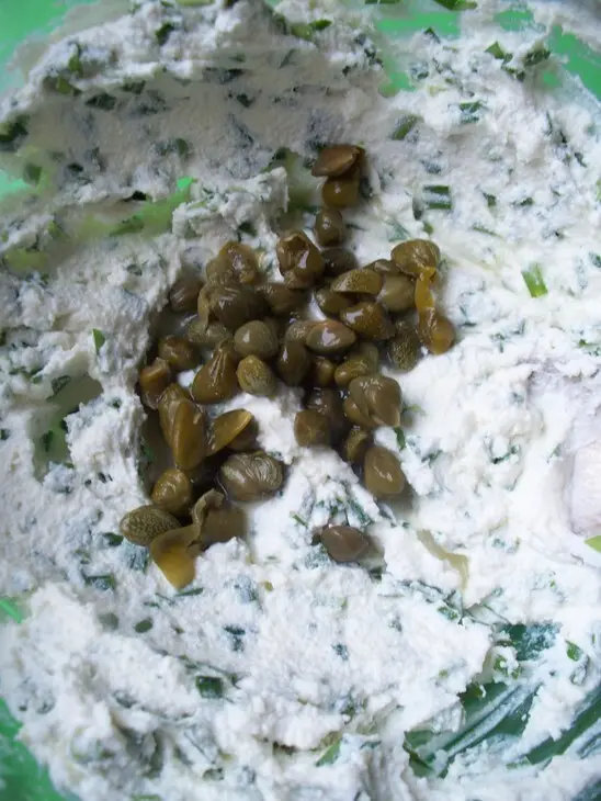 Канапе с лососем и козьим сыром.: шаг 3