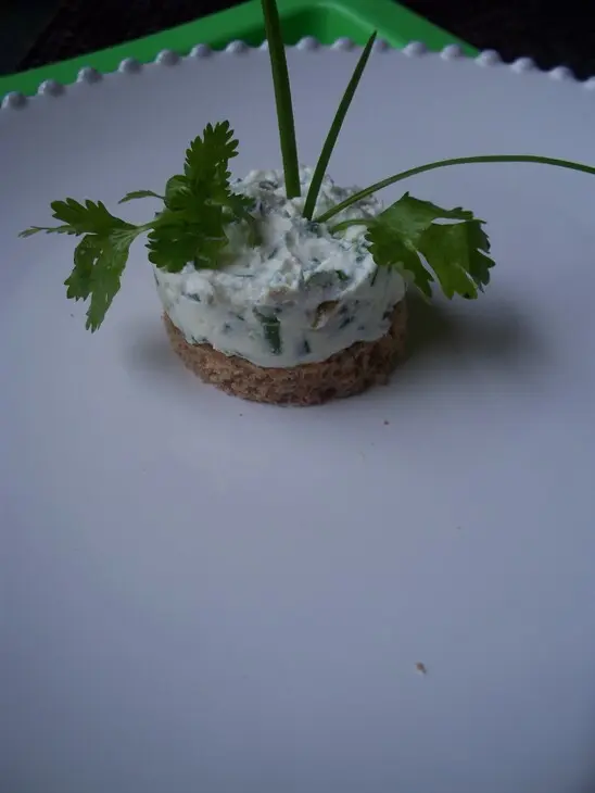 Канапе с лососем и козьим сыром.: шаг 6