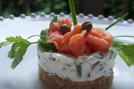 Канапе с лососем и козьим сыром.: шаг 7