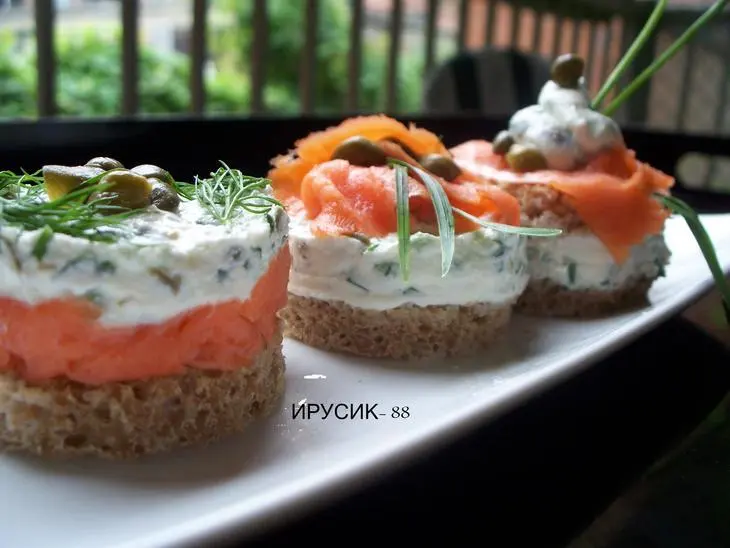 Канапе с лососем и козьим сыром.: шаг 8