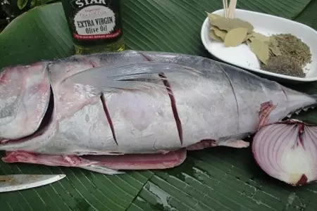 Тунец на огне в банановых листьях: шаг 2