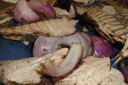 Тунец на огне в банановых листьях: шаг 8