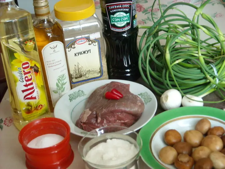 Маныльчё(о)нг секоги покым (поккум) - чесночные стрелки, жаренные с говядиной: шаг 1