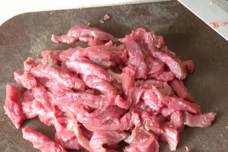 Маныльчё(о)нг секоги покым (поккум) - чесночные стрелки, жаренные с говядиной: шаг 2