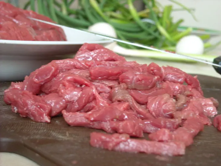 Маныльчё(о)нг секоги покым (поккум) - чесночные стрелки, жаренные с говядиной: шаг 3