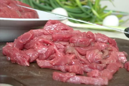 Маныльчё(о)нг секоги покым (поккум) - чесночные стрелки, жаренные с говядиной: шаг 3
