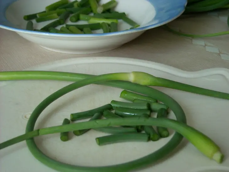 Маныльчё(о)нг секоги покым (поккум) - чесночные стрелки, жаренные с говядиной: шаг 4