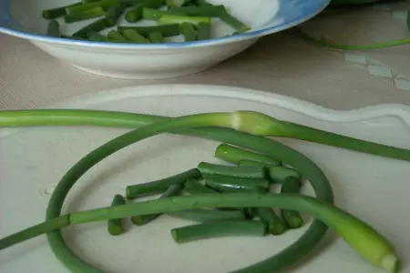 Маныльчё(о)нг секоги покым (поккум) - чесночные стрелки, жаренные с говядиной: шаг 4