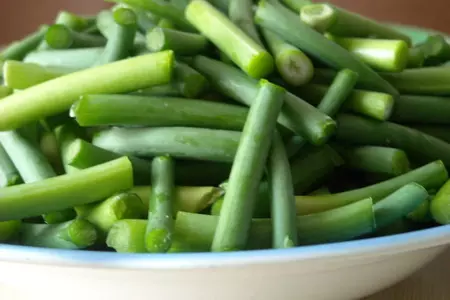 Маныльчё(о)нг секоги покым (поккум) - чесночные стрелки, жаренные с говядиной: шаг 5