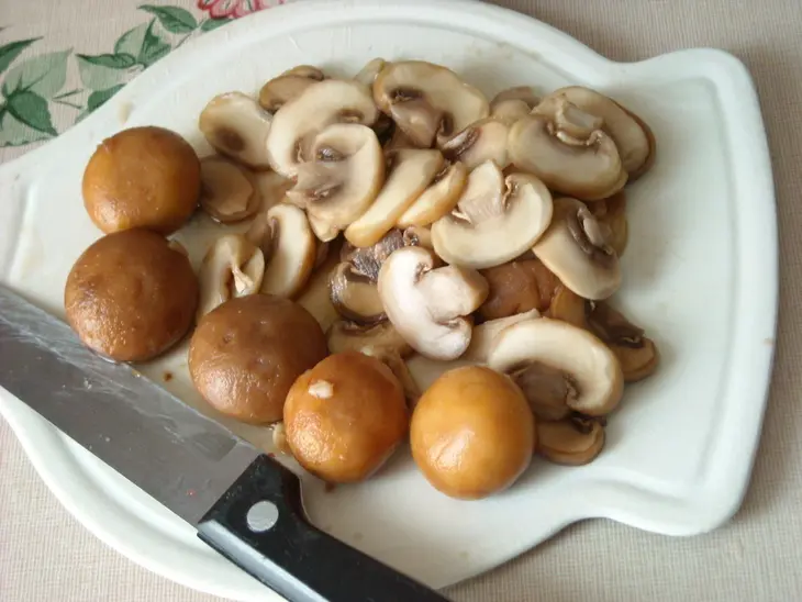 Маныльчё(о)нг секоги покым (поккум) - чесночные стрелки, жаренные с говядиной: шаг 6