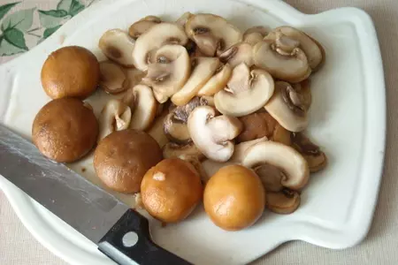 Маныльчё(о)нг секоги покым (поккум) - чесночные стрелки, жаренные с говядиной: шаг 6