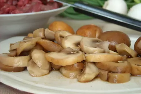Маныльчё(о)нг секоги покым (поккум) - чесночные стрелки, жаренные с говядиной: шаг 7