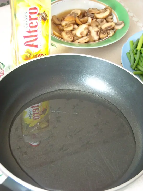 Маныльчё(о)нг секоги покым (поккум) - чесночные стрелки, жаренные с говядиной: шаг 8