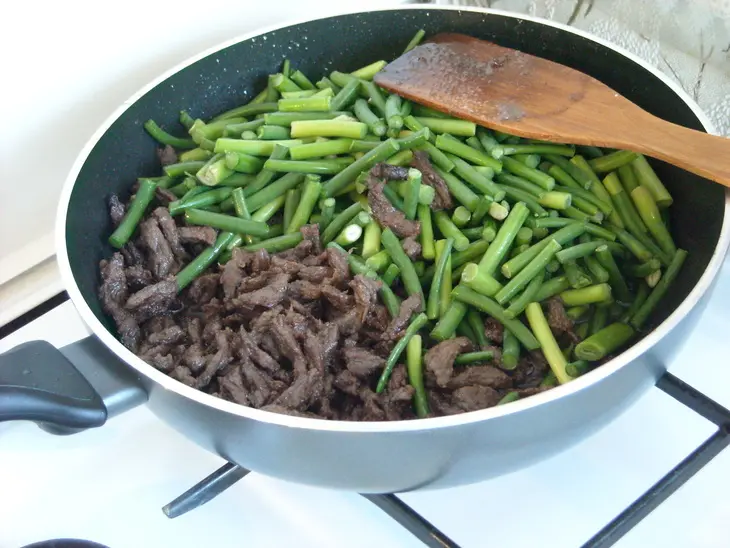 Маныльчё(о)нг секоги покым (поккум) - чесночные стрелки, жаренные с говядиной: шаг 9