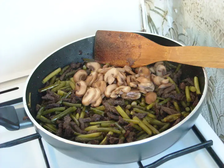 Маныльчё(о)нг секоги покым (поккум) - чесночные стрелки, жаренные с говядиной: шаг 10