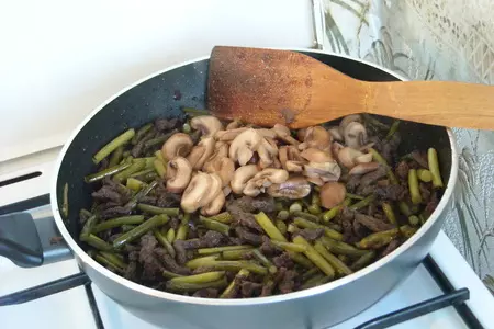 Маныльчё(о)нг секоги покым (поккум) - чесночные стрелки, жаренные с говядиной: шаг 10