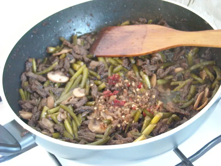 Маныльчё(о)нг секоги покым (поккум) - чесночные стрелки, жаренные с говядиной: шаг 12