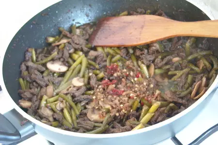 Маныльчё(о)нг секоги покым (поккум) - чесночные стрелки, жаренные с говядиной: шаг 12