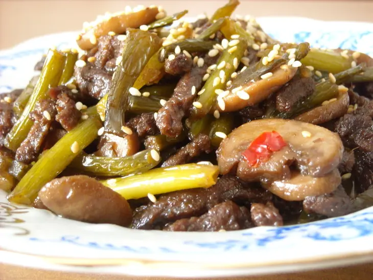 Маныльчё(о)нг секоги покым (поккум) - чесночные стрелки, жаренные с говядиной: шаг 14