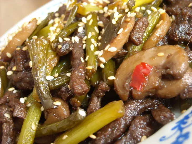 Маныльчё(о)нг секоги покым (поккум) - чесночные стрелки, жаренные с говядиной: шаг 15
