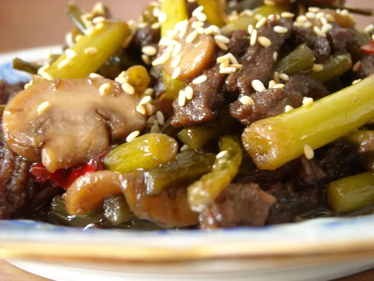 Маныльчё(о)нг секоги покым (поккум) - чесночные стрелки, жаренные с говядиной: шаг 16