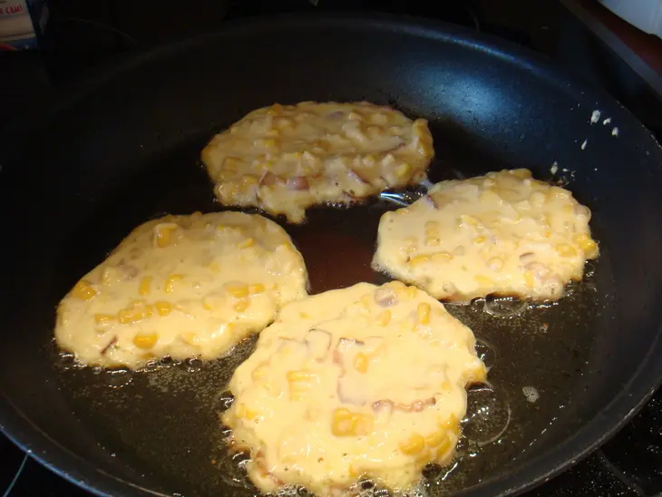 Кукурузные оладушки с беконом: шаг 3