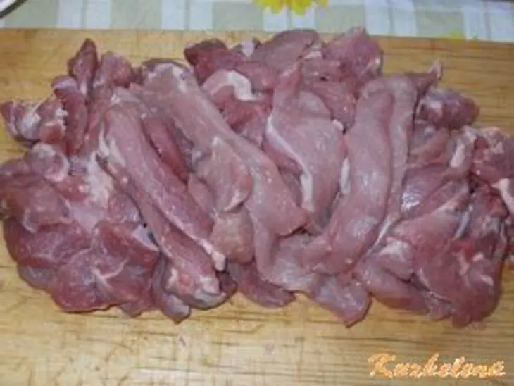 Свинина в пиве с овощами и ананасом: шаг 1