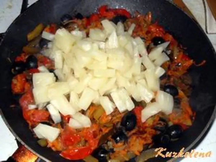 Свинина в пиве с овощами и ананасом: шаг 11