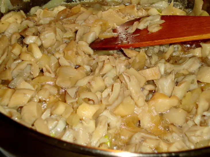 Кабачки с чесноком и  грибами: шаг 1