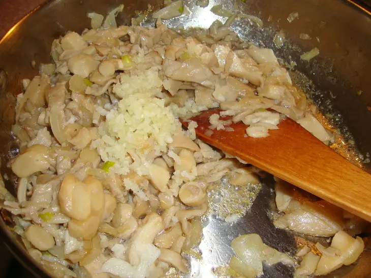 Кабачки с чесноком и  грибами: шаг 2