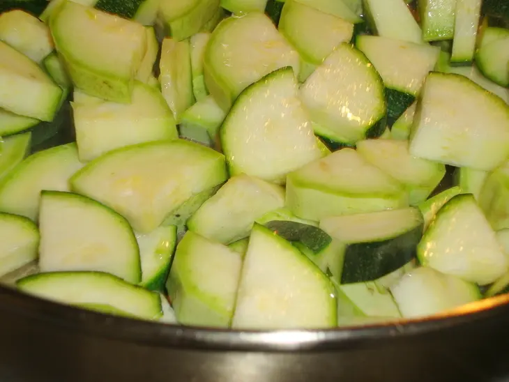 Кабачки с чесноком и  грибами: шаг 3