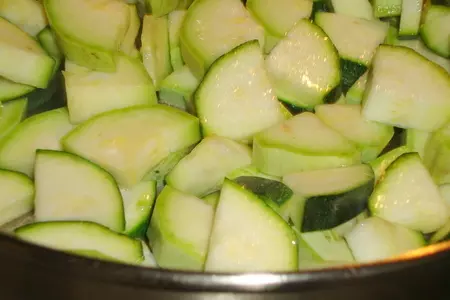 Кабачки с чесноком и  грибами: шаг 3