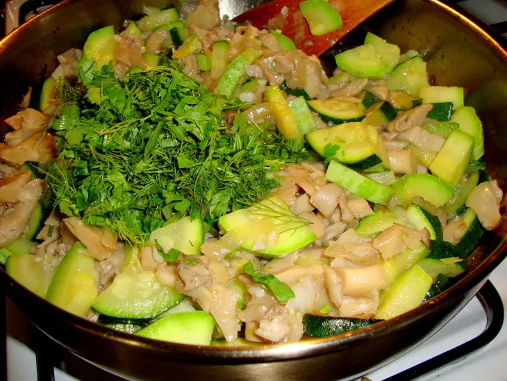 Кабачки с чесноком и  грибами: шаг 4