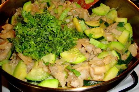 Кабачки с чесноком и  грибами: шаг 4