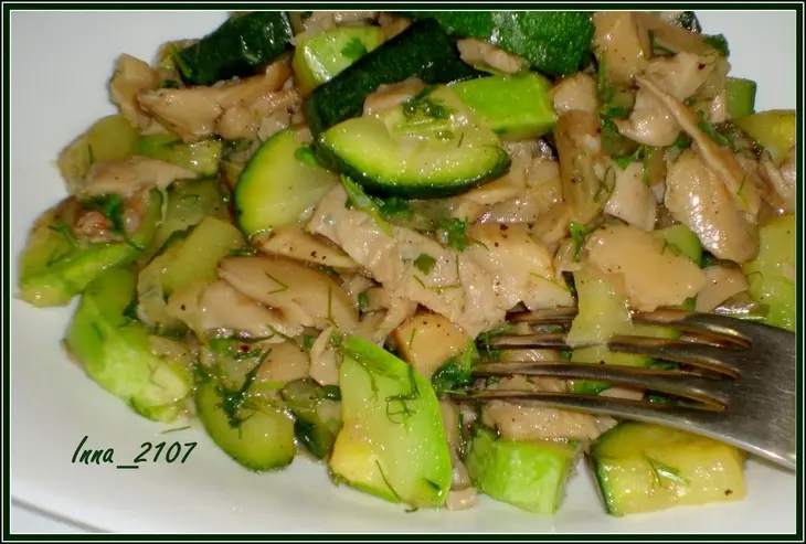 Кабачки с чесноком и  грибами: шаг 6