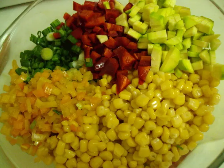 Пестрый   салат  с кукурузой: шаг 2