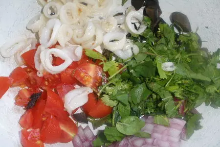 Две закуски для вечеринки. канапе с салатом и паштет из яиц со вкусом печени.: шаг 1