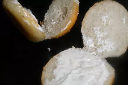 Две закуски для вечеринки. канапе с салатом и паштет из яиц со вкусом печени.: шаг 2