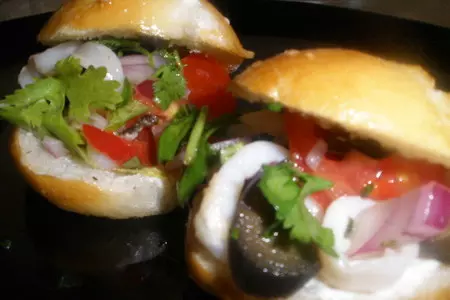 Две закуски для вечеринки. канапе с салатом и паштет из яиц со вкусом печени.: шаг 3